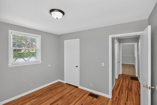 Building Photo - 261 Eisenhower Dr