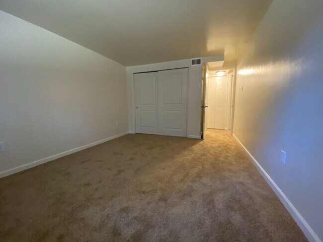 Building Photo - Fantastic North Hills 1 BR! Equipped Kitchen Including Dishwasher! Call TODAY!