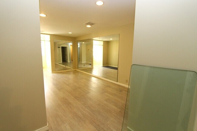 Building Photo - 3333 Deer Hollow Dr