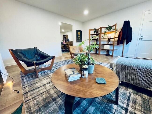 Building Photo - 275 Winding River Dr