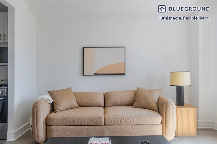 Building Photo - 45 W 81st St