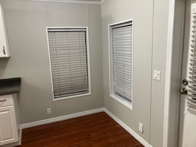 Building Photo - 1706 Riverview Dr