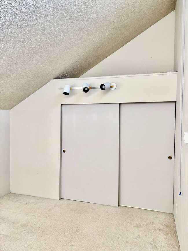 Building Photo - 2 Bed / 1.5 60-01 Redmond Townhouse $2,695/mo