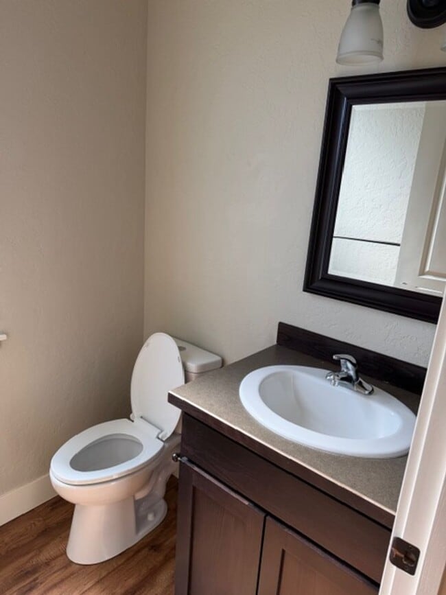 Building Photo - 5 bed/ 4 Bath Townhome in Cheney