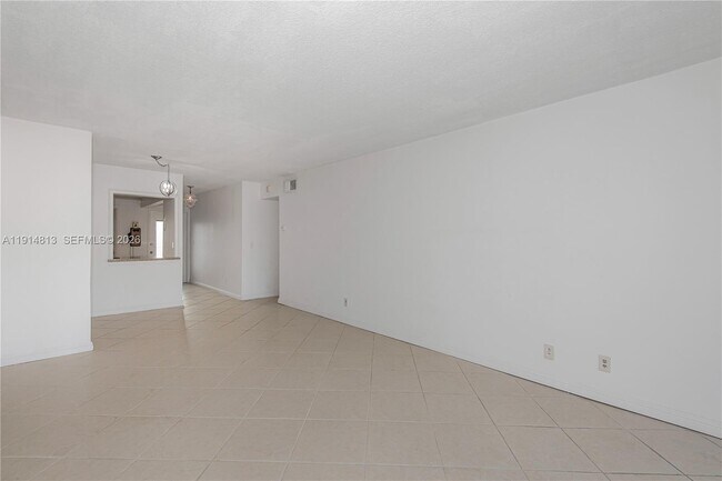 Building Photo - 440 Paradise Isle Blvd