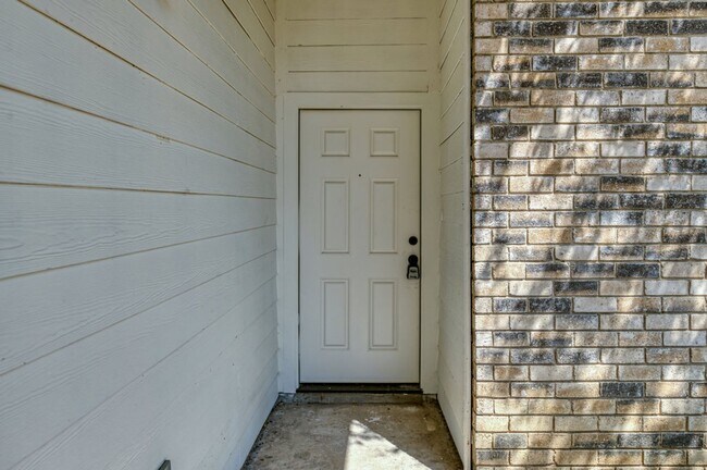 Building Photo - AVAILABLE NOW! GORGEOUS 3 BEDROOM HOME!