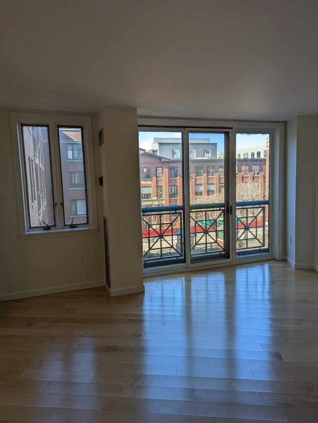 Building Photo - 10 Rogers St