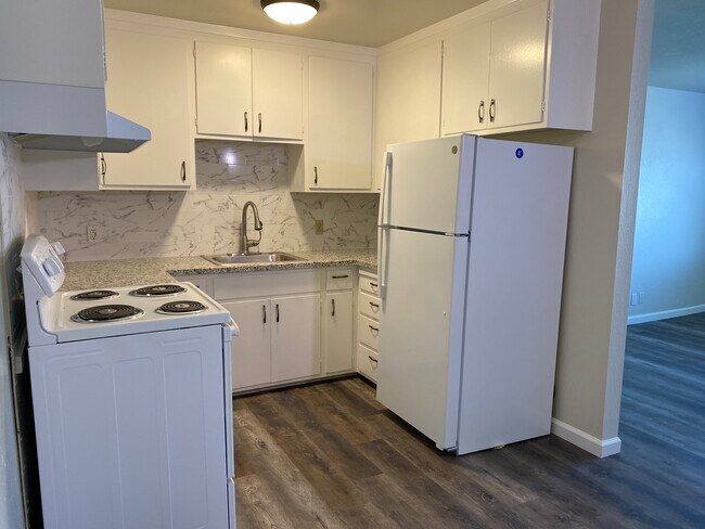 Kitchen - 258 Pamela Dr
