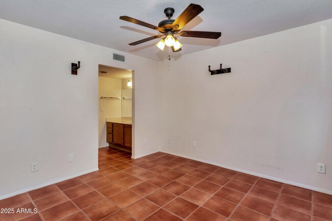 Building Photo - 33 E Beck Ln