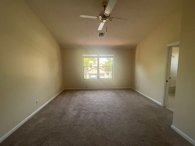 Building Photo - Spacious 3Bed/2.5Bath/Garage Home in Via V...