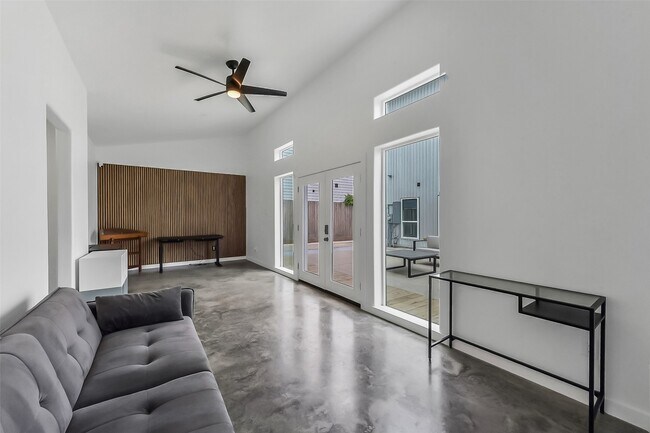 Building Photo - 1813 Crockett St