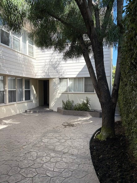 Building Photo - 9937 Young Dr