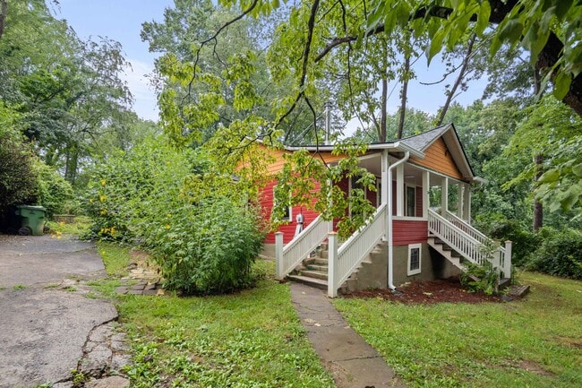 Building Photo - West Asheville Cottage
