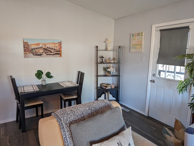 dining area - 10 Bowie Ct