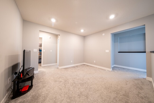 Building Photo - 8380 Abercrombie Ln