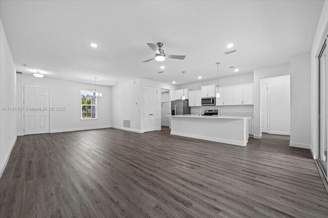 Building Photo - 11 Burgundy Pl
