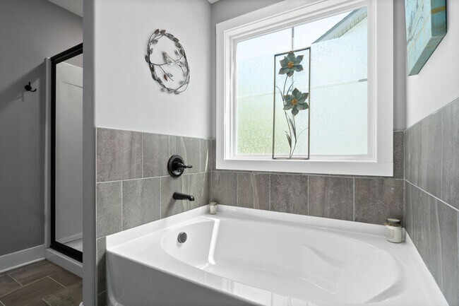 Building Photo - 4 Bedroom Near Post With River Access For ...