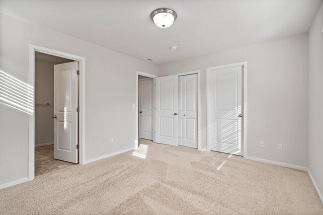 Building Photo - Sparkling clean newer 4-bdrm/3.5-bath townhome near Forest Park. 2-car garage, $500 move-in special