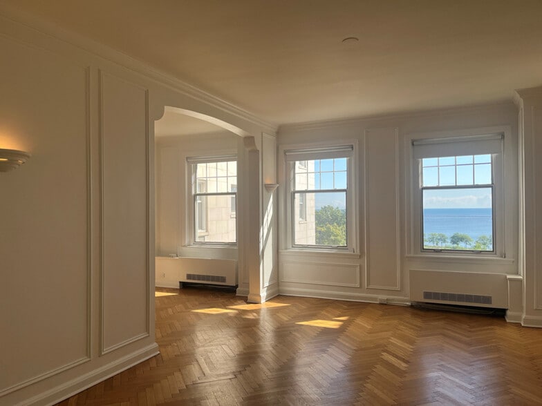 Building Photo - 925 E Wells St