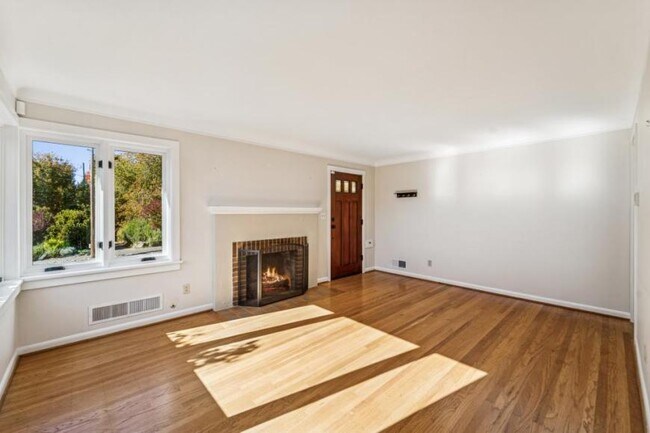 Building Photo - 3 bedroom in Seattle WA 98117