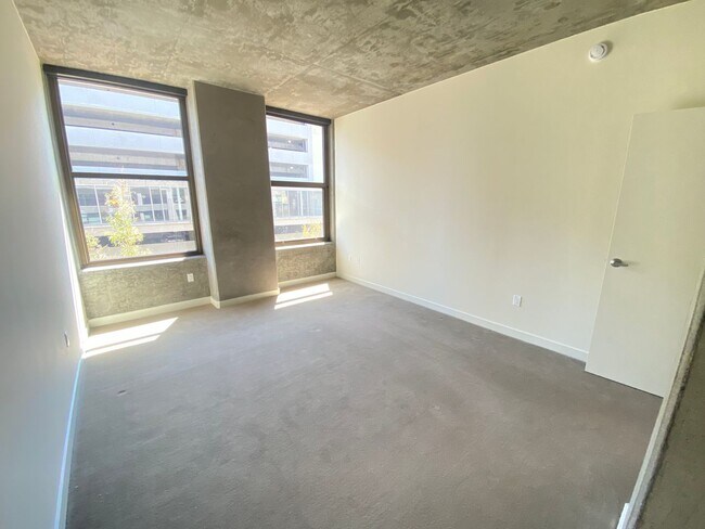 Building Photo - Advent - Gorgeous & Bright Contemporary Style Condo W/ Parking & Laundry!