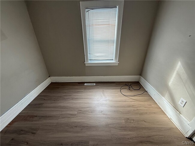 Building Photo - 135 Culbert St