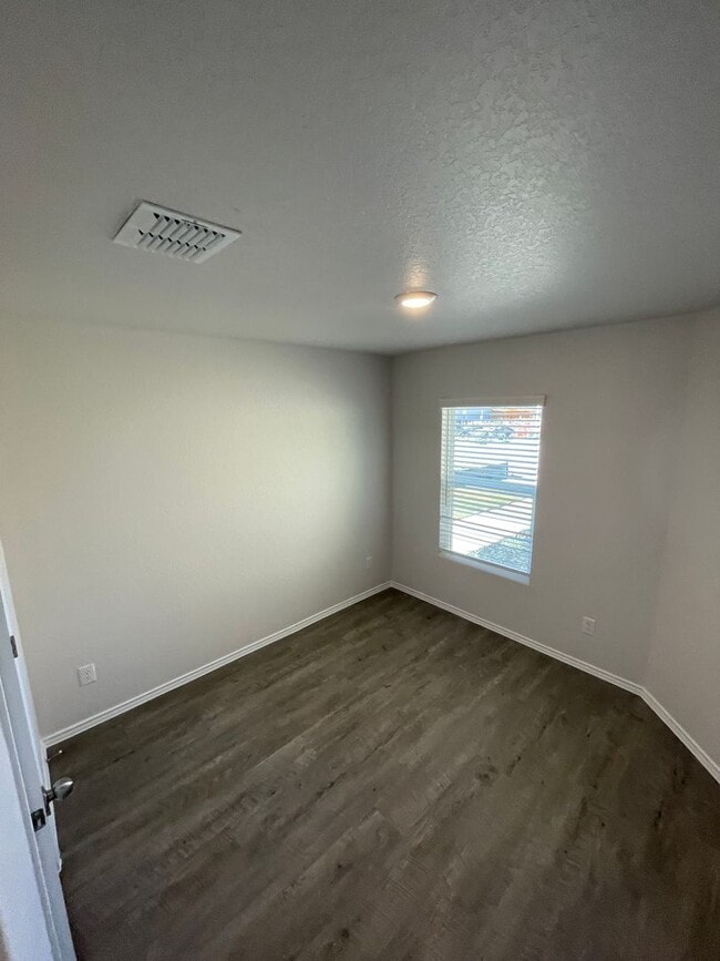 Building Photo - NO HIDDEN FEES! Three Bedroom | Two Bath Home in Legend Pond