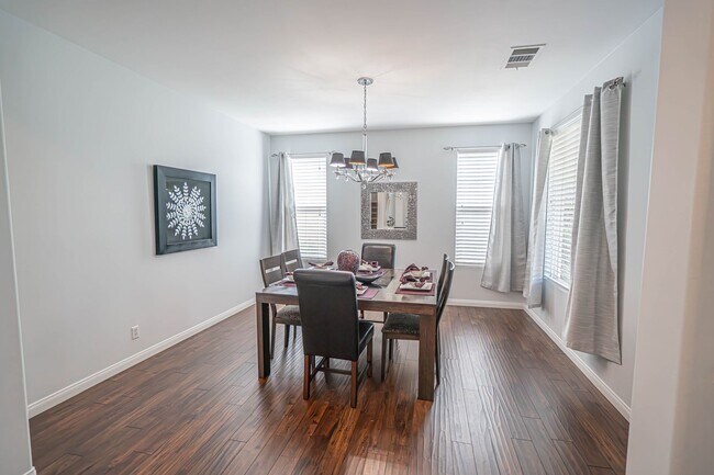Building Photo - Fully Furnished House - Short Term Lease -...