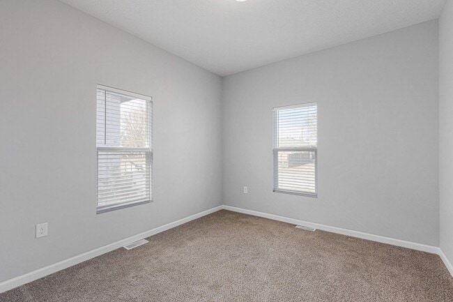 Building Photo - 2 bed 2 bath available