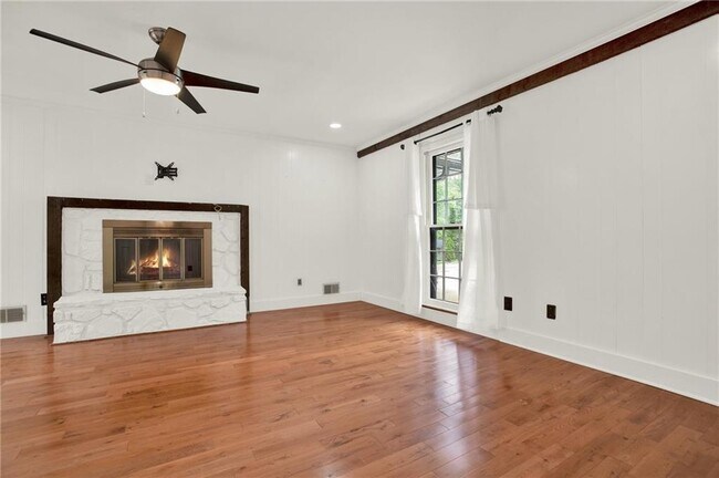 Building Photo - 3270 Brookview Dr