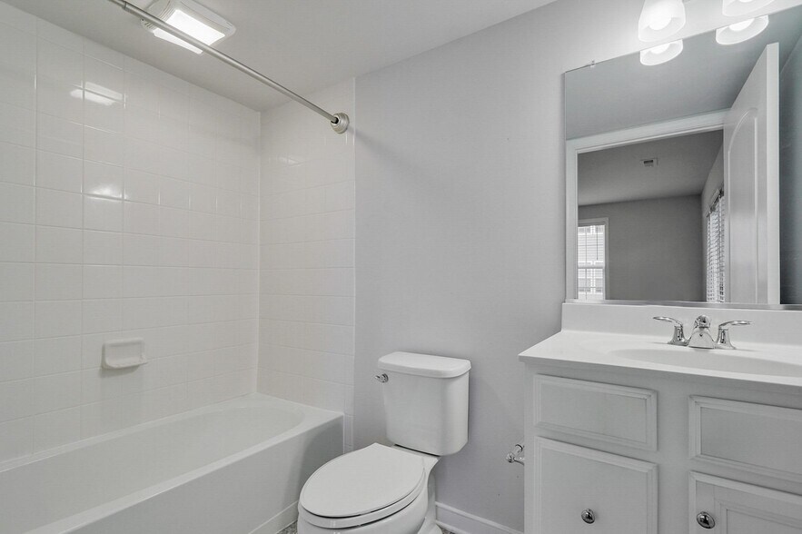 Building Photo - 1413 Kerr Dr