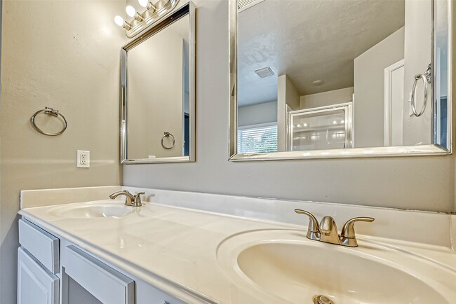 Building Photo - 758 Brushy Glen Dr