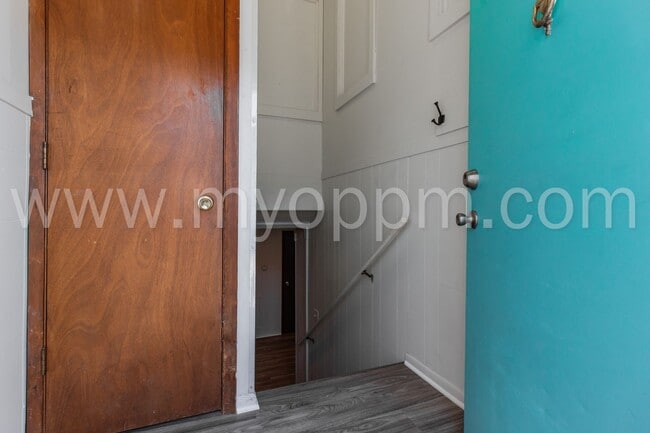 Building Photo - Gorgeous 3 Bedroom / 1 Bathroom Duplex | Gretna