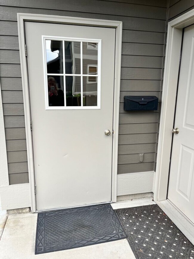 Building Photo - 1 Bedroom, 1 bathroom Spacious Apartment - Apartment above garage space.
