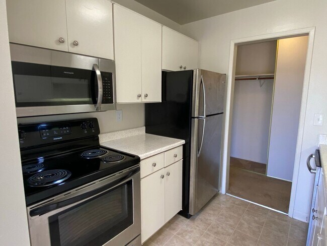 Building Photo - One Bedroom Condo Available in Watergate Community/Emeryville!