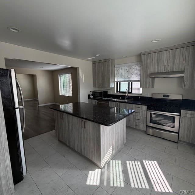 Building Photo - 701 S Glenoaks Blvd