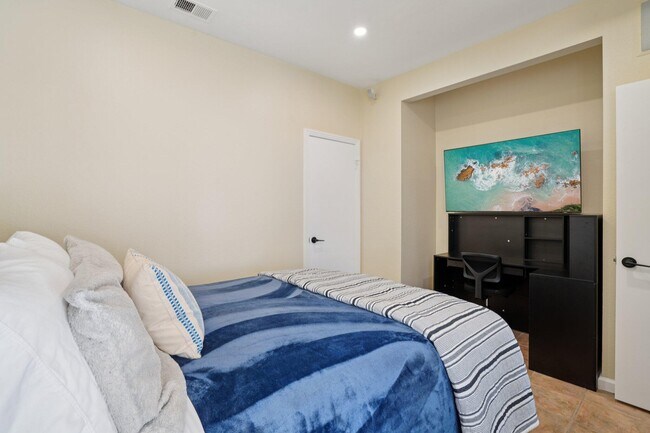 Building Photo - 29 Lakeshore Dr