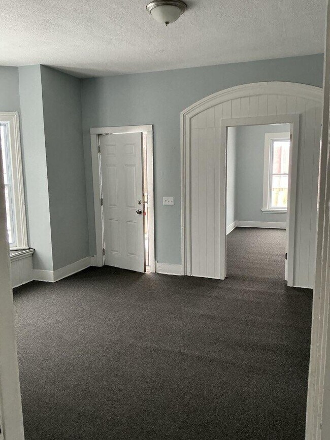 Building Photo - 14405 Sylvia Ave