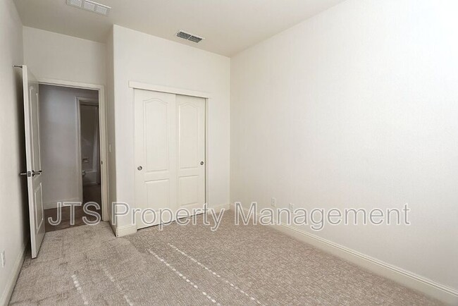 Building Photo - 3403 Oselot Way