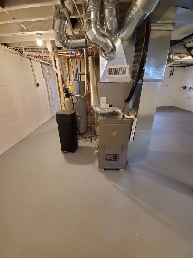 Building Photo - 4 Bedroom 1 Bath Home