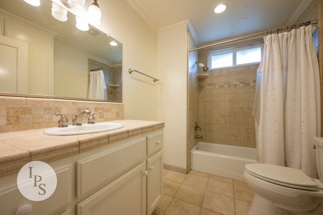 Building Photo - Beautiful Old Fig Home, 3BR/1BA, Huge Lot!...
