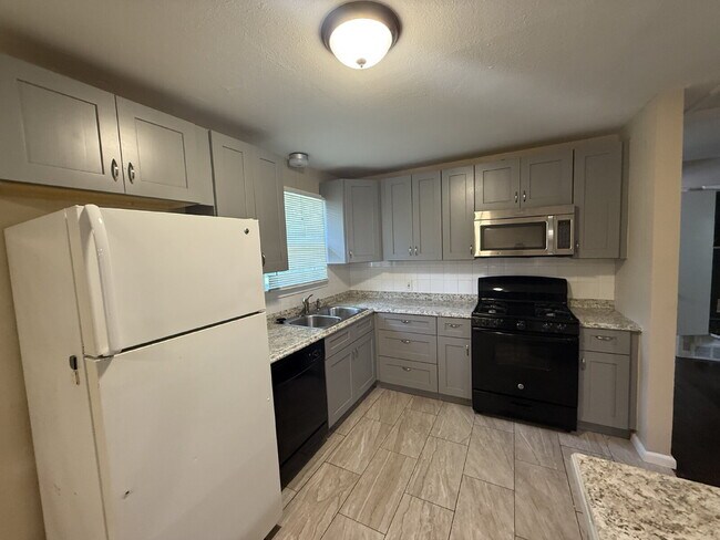 Building Photo - "Charming 4-Bedroom Dallas Retreat with 2 ...