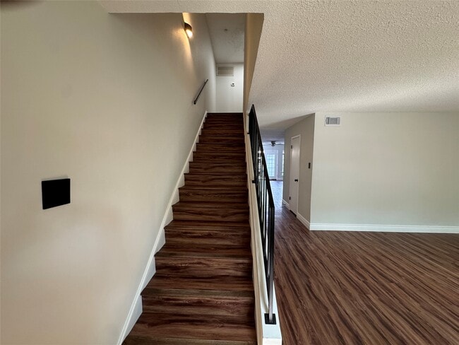 Building Photo - 6512 Kentwick Dr