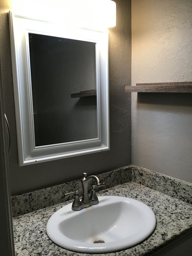 Building Photo - 3 bedroom, 1 1/2 baths and a 1 car garage ...