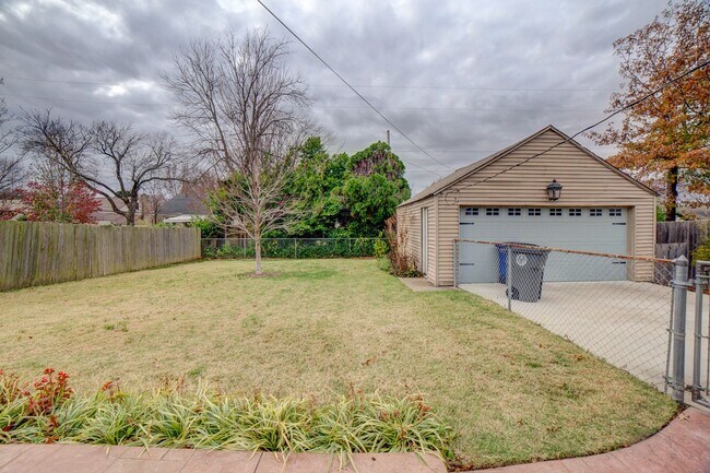 Building Photo - 3 Bed | 1 Bath in Midtown!