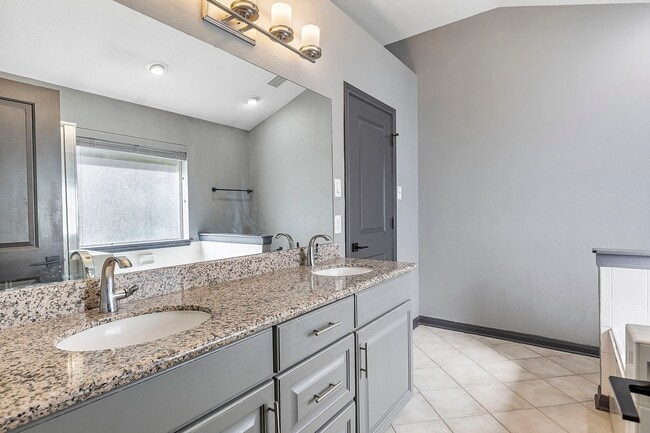 Building Photo - 20815 Whitevine Way