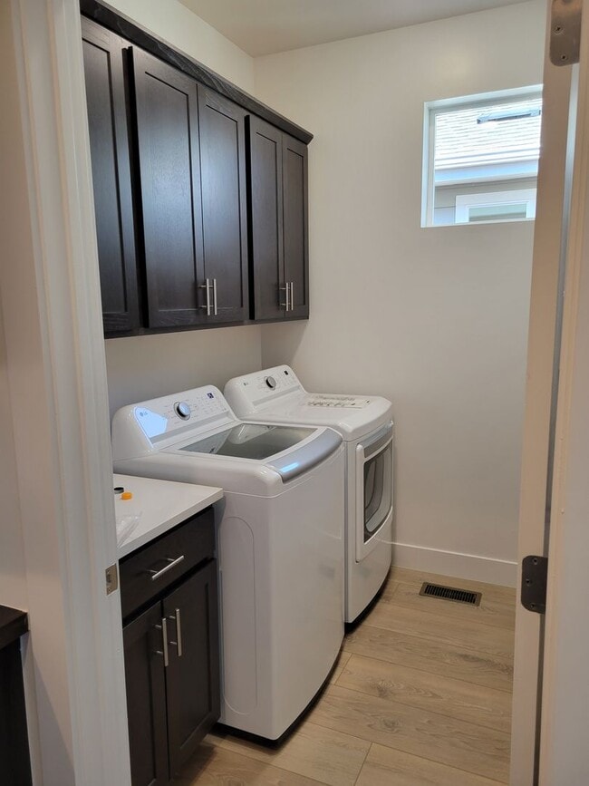 Building Photo - 3 Bed 2.5 Bath with double attached garage in Belgrade