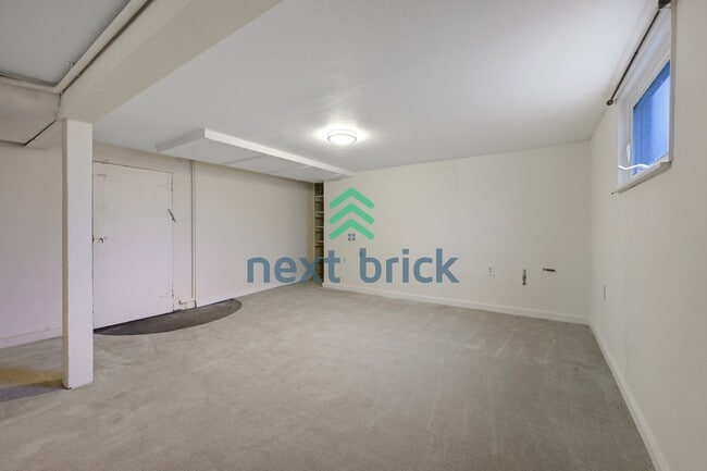 Building Photo - A classic vintage house ready to rent