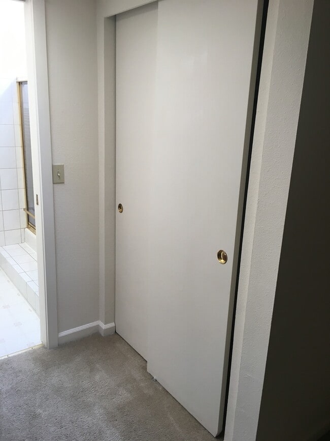 Building Photo - Great 4BR 2.5BA Split Entry Home in Quiet Forest Park Neighborhood