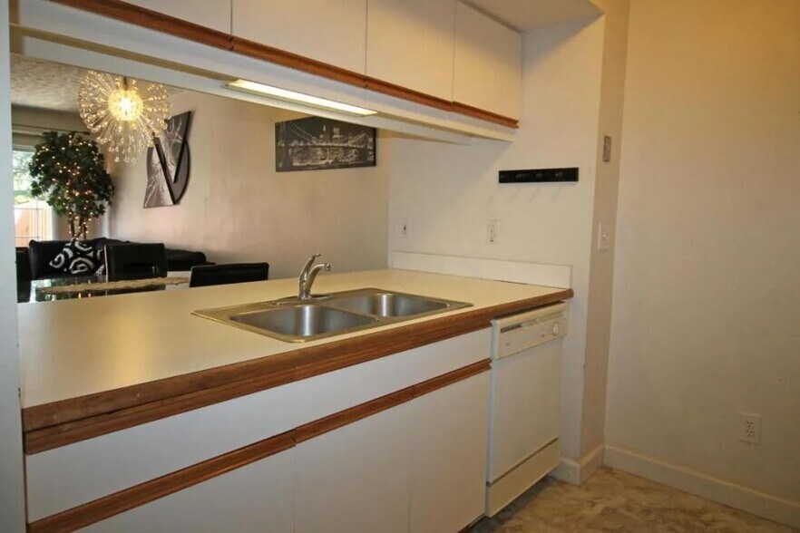 Building Photo - 5702 Mango Ln